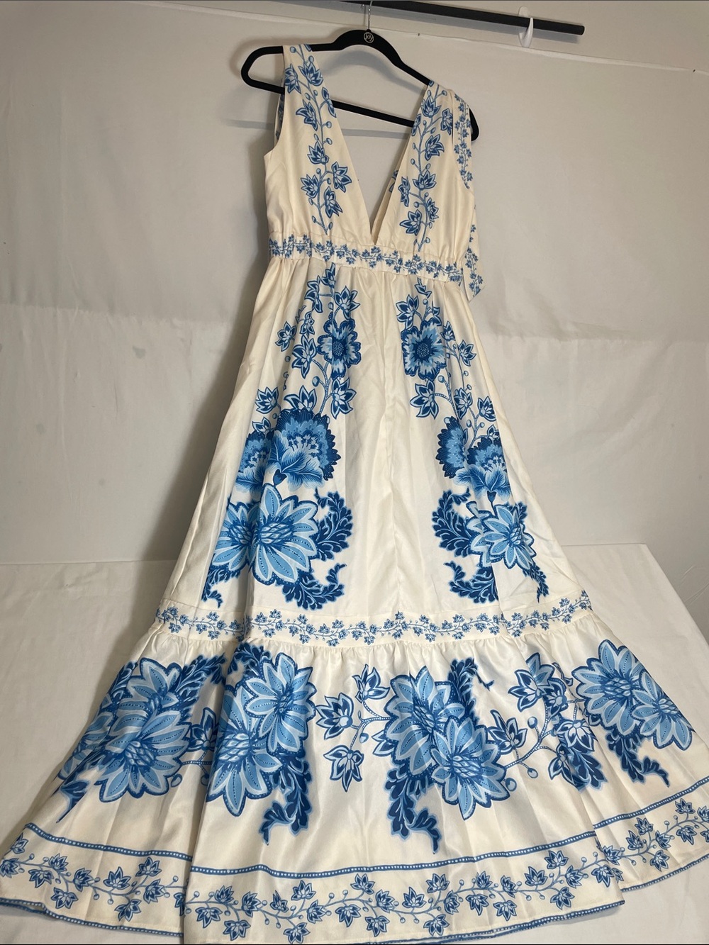 White & Blue Floral Maxi Dress with V-Neck Plunge Farm Rio like- No Tags! - Picture 7 of 7